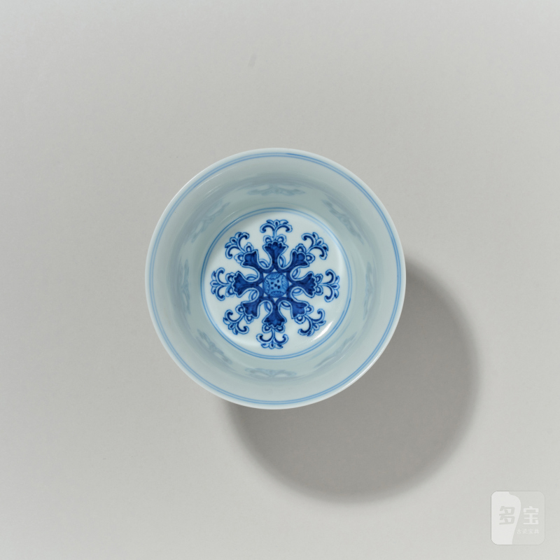 清乾隆 青花缠枝莲托梵文高足杯 - 图7
